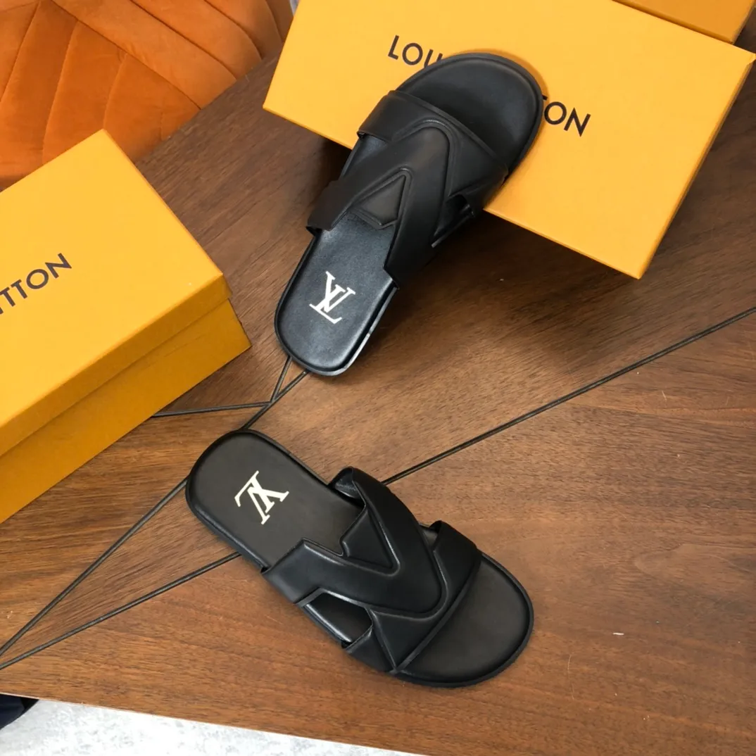 Factory price: 270💰LV counters are selling new brand luxury men's slippers, casual, loose and comfortable. The must-have model in the picture above [Happy][Happy], multiple colors available Size: 38-44, customized 45